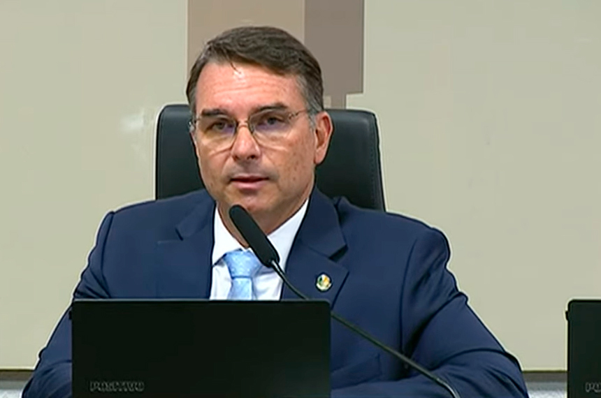 Flávio Bolsonaro quer definir crime de 'domínio de cidades' na CSP — Senado Notícias