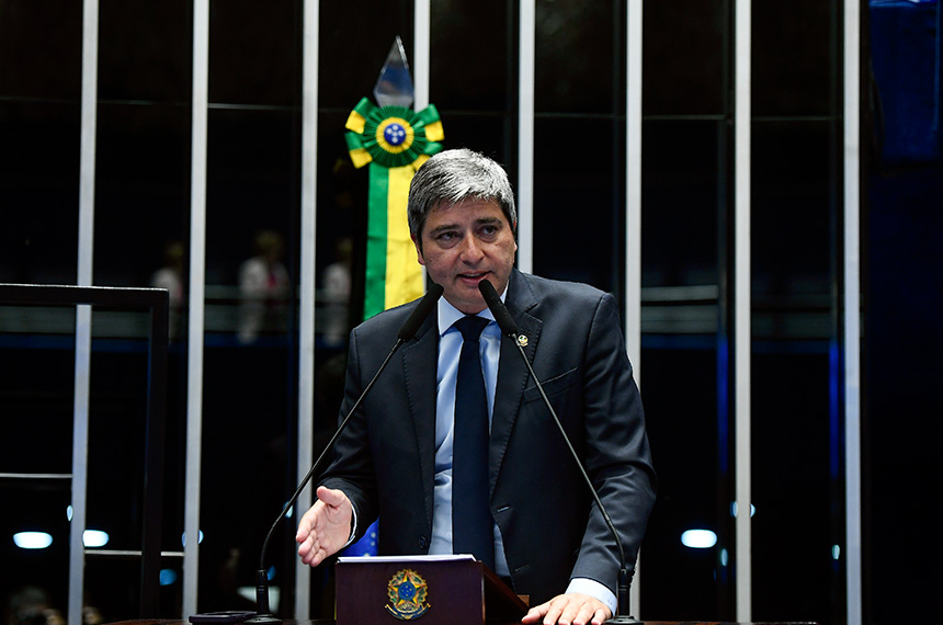 Em discurso, à tribuna, senador Carlos Portinho (PL-RJ).