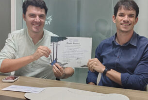 O coordenador de Medicina Bruno Maschio Neto e o coordenador adjunto João Felipe Marques da Silva com o diploma de Menção Honrosa da Assembleia Legislativa.