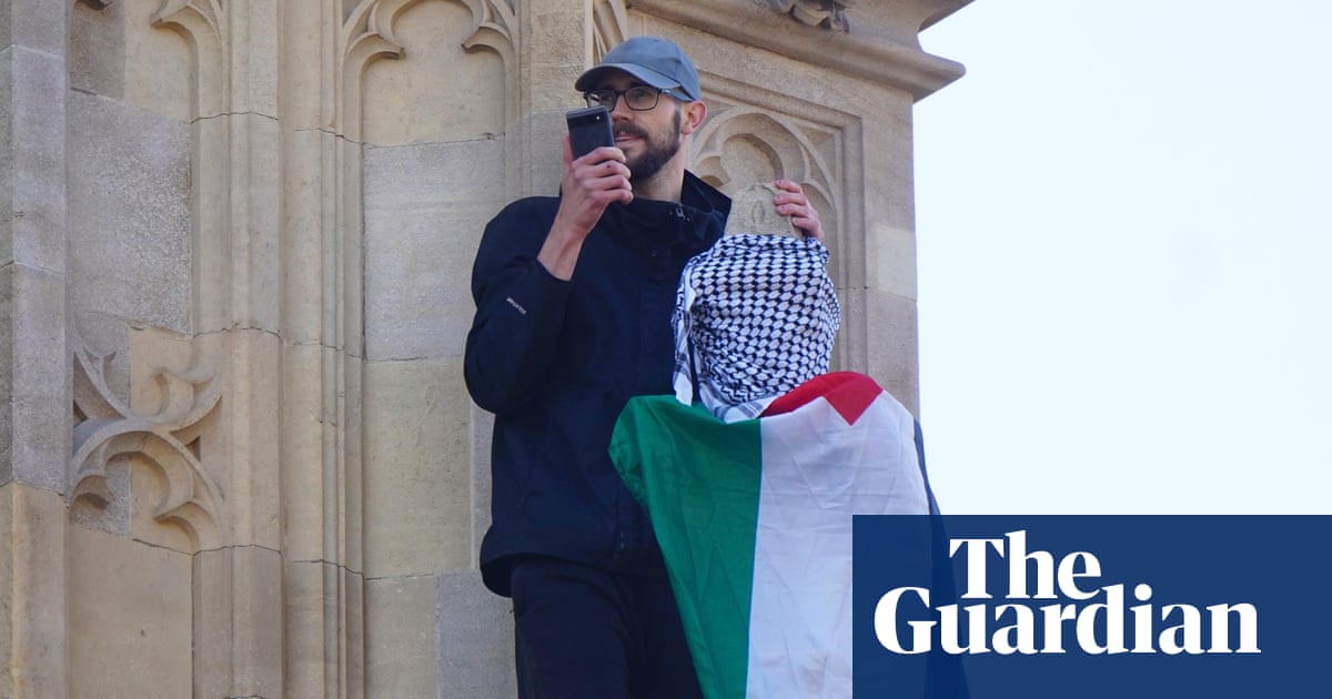 A área ao redor do Big Ben fechou como homem com bandeira palestina sobe Elizabeth Tower | Protesto