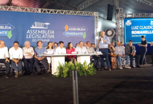 Deputado Luiz Claudio Romanelli (PSD) discursa durante a sessão especial da Assembleia Itinerante de Telêmaco Borba.