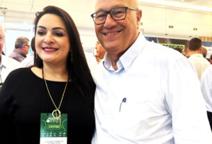 O deputado Luiz Claudio Romanelli (PSD) ao lado da prefeita de Carambeí, Elisângela Pedroso (PL).