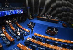 À bancada, em pronunciamento, senador Marcos do Val (Podemos-ES).