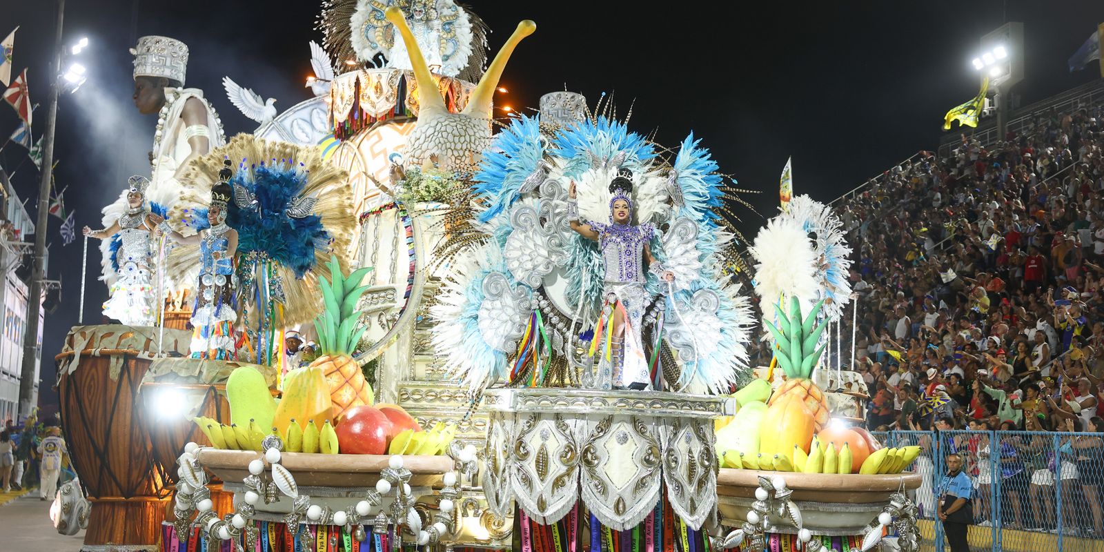 Tema afro domina a segunda noite de desfiles no Sambódromo do Rio