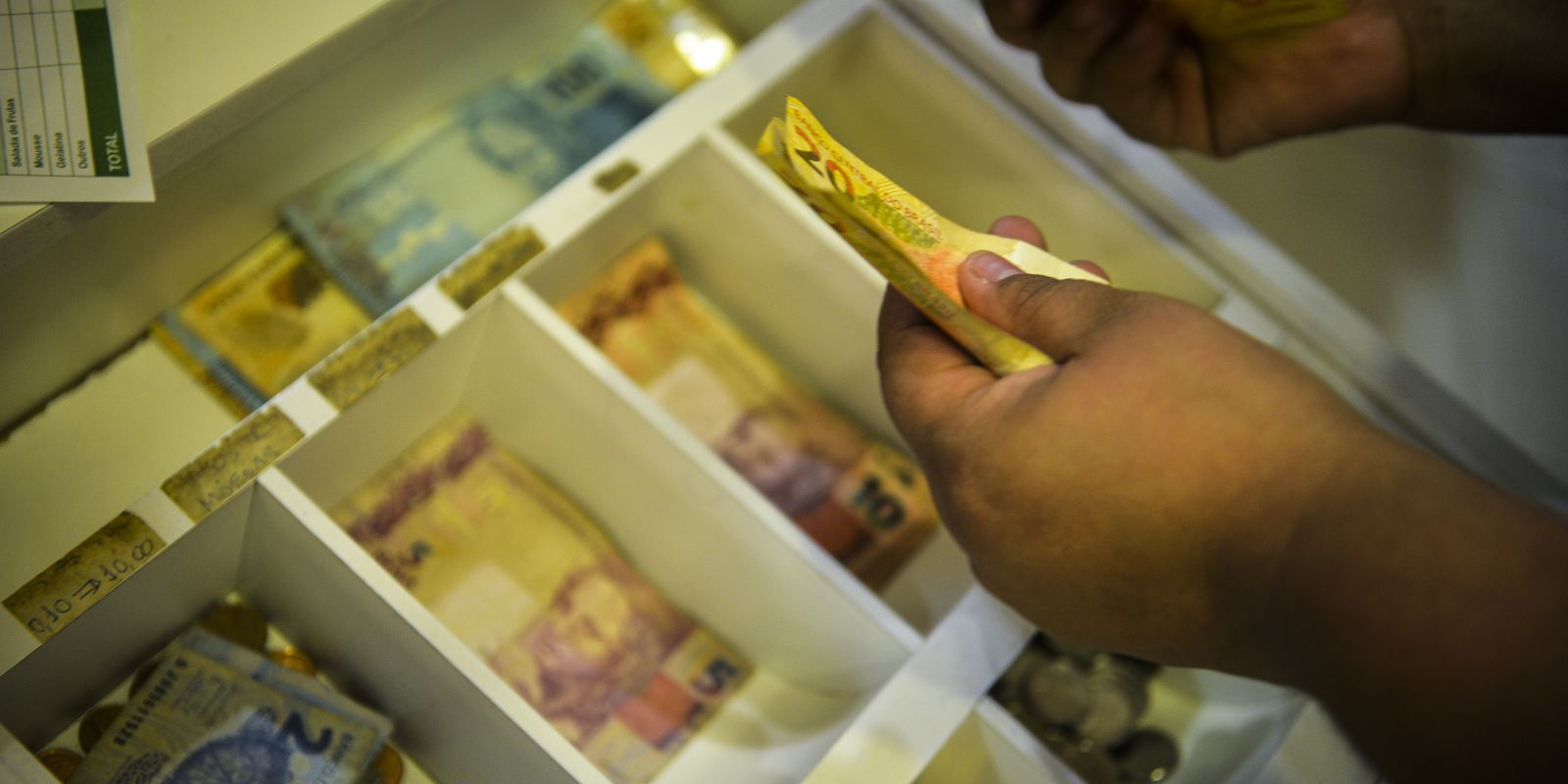 Aposentados e pensionistas começam a receber antecipação do 13º