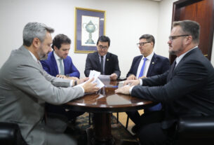 Reunião ocorreu após a sessão plenária desta terça-feira (29).