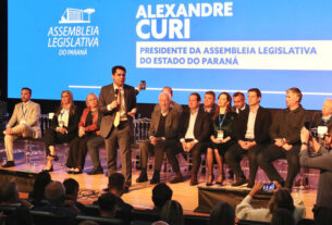 Ao discursar para prefeitos e lideranças municipais, Alexandre Curi reafirmou que a Assembleia do Paraná devolverá R$ 500 milhões aos cofres do Estado neste ano.