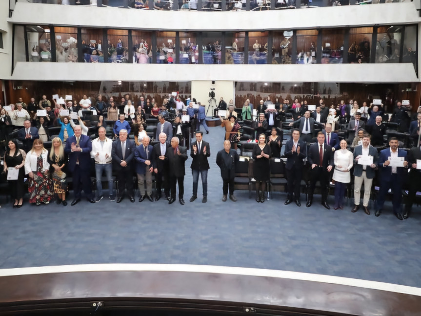 Solenidade ocorreu na noite dessa terça-feira (29), no Plenário da Assembleia.