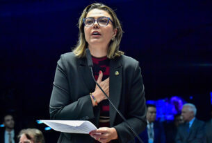 Senadora Leila Barros (PDT-DF) em pronunciamento à bancada.