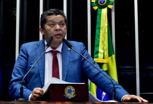 À tribuna, em discurso, senador Beto Faro (PT-PA).