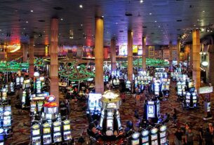 Os clientes dos cassinos podem jogar nas slot machines (caça-níqueis), roleta, blackjack, poker e outros jogos de fortuna e azar.