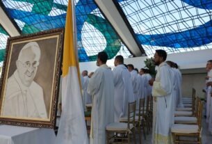 Brasilienses homenageiam papa Francisco nos 65 anos da capital