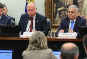 CCJ analisa suspenção de ação contra Bolsonaro e Ramagem no STF