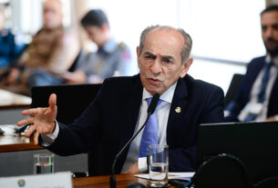 À bancada, em pronunciamento, senador Marcelo Castro (MDB-PI).