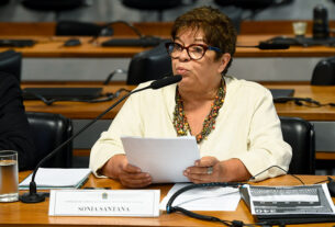 À bancada, em pronunciamento, conselheira Sonia Santana.