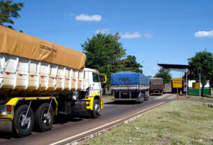 O retorno da operação da balança fixa na PRC- 163, entre Cascavel e Lindoeste, estabeleceu mais um ponto no combate ao excesso de peso nas estradas estaduais do Paraná. Em funcionamento há pouco mais de um mês, a estrutura possibilitou a notificação de cerca de 800 veículos com excesso de peso e mostrou o desrespeito com a conservação das rodovias por diversos motoristas e transportadores.
