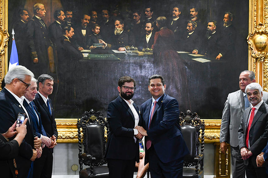 Davi Alcolumbre e Gabriel Boric exaltam importância da democracia — Senado Notícias