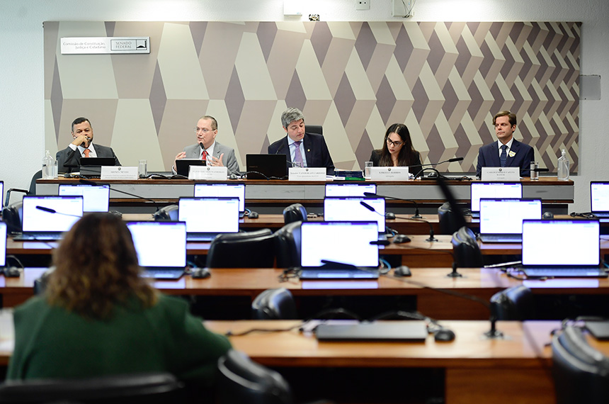 Debatedores criticam novas regras para partidos e candidaturas na CCJ — Senado Notícias