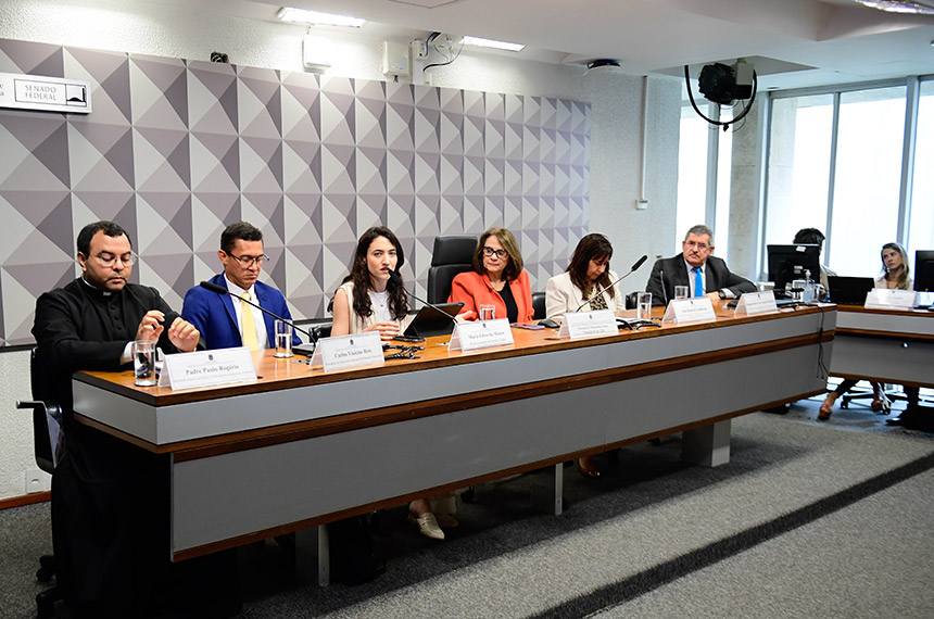 Debatedores defendem maior participação de famílias nas escolas — Senado Notícias