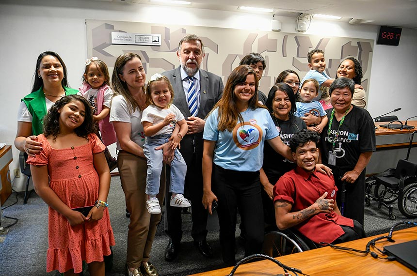 Presidente eventual da CAS, senador Flávio Arns (PSB-PR) posa para foto com convidados após audiência pública.