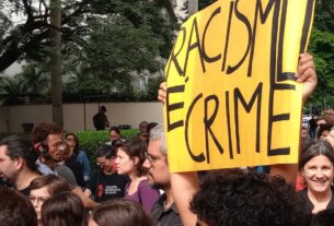 Estudantes e professores fazem ato contra racismo em Higienópolis