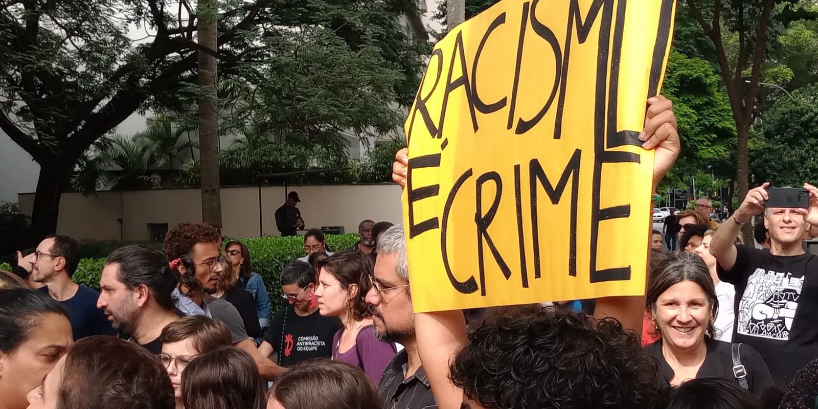 Estudantes e professores fazem ato contra racismo em Higienópolis