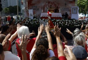 Fiéis de São Jorge e Ogum ocupam as ruas do Rio em festa sincrética