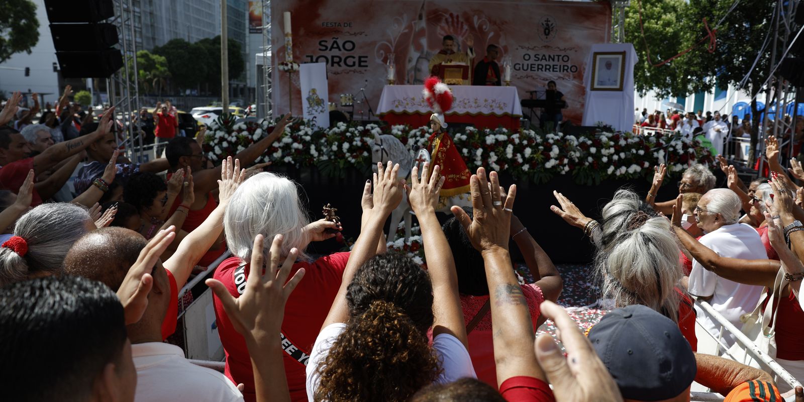 Fiéis de São Jorge e Ogum ocupam as ruas do Rio em festa sincrética