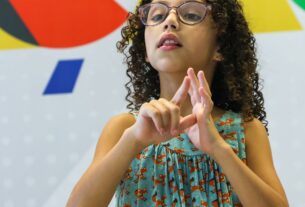 Hoje é Dia destaca a alfabetização de pessoas com deficiência auditiva