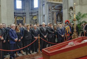 Lula presta homenagem ao papa Francisco em velório no Vaticano