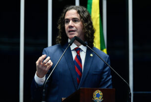 À tribuna, em discurso, senador Veneziano Vital do Rêgo (MDB-PB).