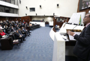 Assembleia Legislativa do Paraná | Notícias > Escola do Legislativo e OAB-PR promovem palestra sobre democracia e inteligência artificial na Assembleia
