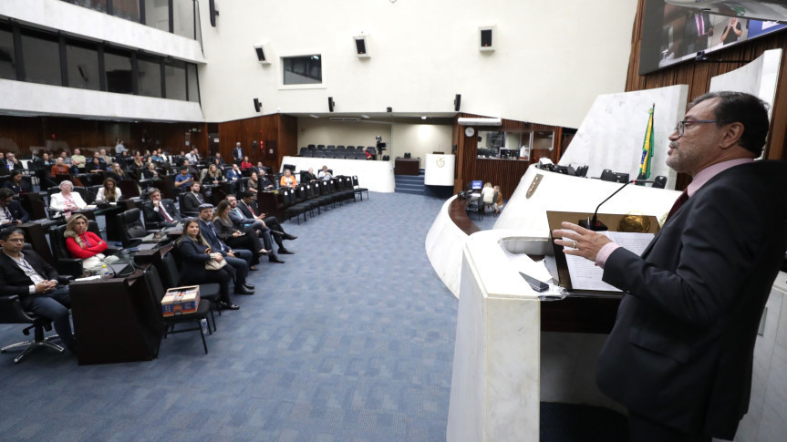 Assembleia Legislativa do Paraná | Notícias > Escola do Legislativo e OAB-PR promovem palestra sobre democracia e inteligência artificial na Assembleia