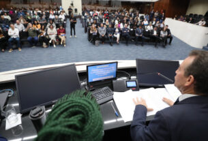 Assembleia Legislativa do Paraná | Notícias > Assembleia Legislativa recebe 1º seminário no país para debater Plano Nacional da Educação