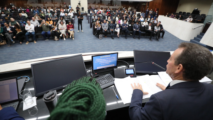 Assembleia Legislativa do Paraná | Notícias > Assembleia Legislativa recebe 1º seminário no país para debater Plano Nacional da Educação