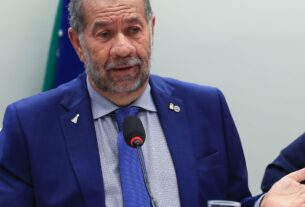Após fraude no INSS, Lupi pede demissão do Ministério da Previdência