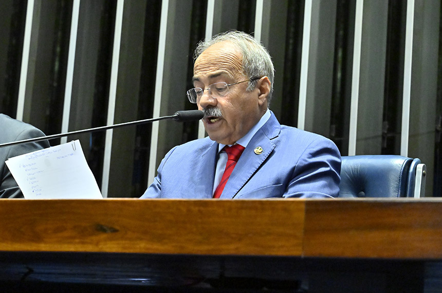 À mesa, 1º suplente da Mesa do Senado Federal, senador Chico Rodrigues (PSB-RR), conduz sessão.