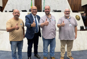 Deputado Romanelli com representantes da categoria.