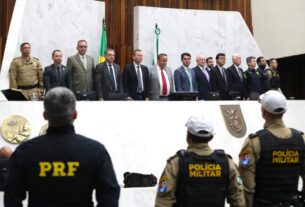 Solenidade ocorreu na noite desta terça-feira (6), no Plenário da Assembleia Legislativa do Paraná.