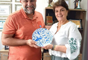 A deputada Cristina Silvestri (PP) ao lado do artista plástico paranaense Toto Lopes.