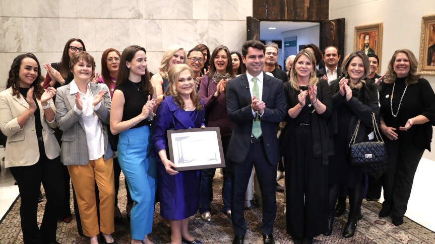 Assembleia Legislativa do Paraná | Notícias > Assembleia Legislativa entrega Menção Honrosa à professora Maria Lúcia Prado Sabatella