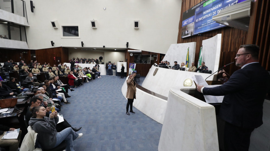 Assembleia Legislativa do Paraná | Notícias > Assembleia Legislativa homenageia agentes que promovem a inclusão no Paraná