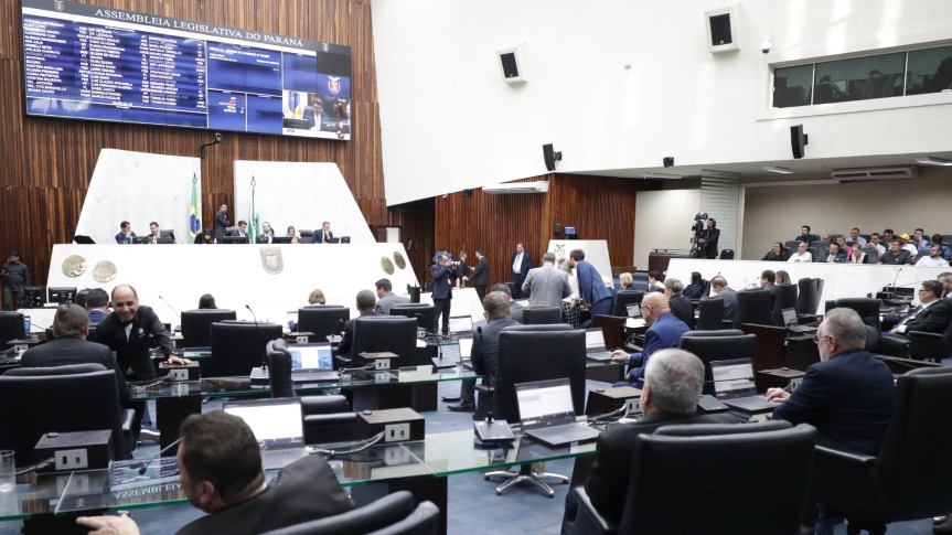 Assembleia Legislativa do Paraná | Notícias > Assembleia Legislativa inicia trâmite de projeto de lei que prevê reajuste salarial para professores da rede pública estadual