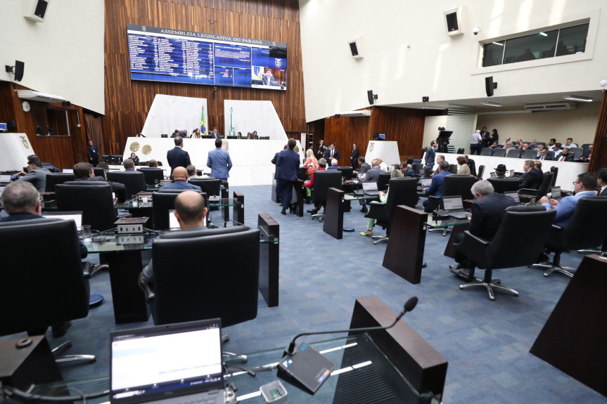 Na pauta da sessão plenária desta segunda-feira (5) constavamm10 itens.