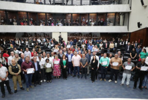 Líderes comunitários foram homenageados e receberam certificado com Voto de Louvor e Congratulações.