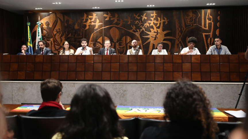 Assembleia Legislativa do Paraná | Notícias > Audiência contra LGBTQIA+fobia expõe luta antiga por direitos básicos
