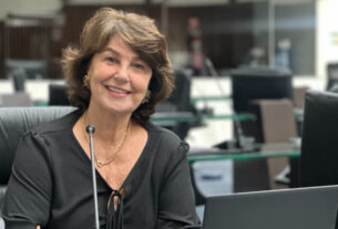 Assembleia Legislativa do Paraná | Notícias > Deputada Cristina Silvestri (PP) propõe ampliação da licença-paternidade no Paraná; PEC tem apoio de 24 parlamentares