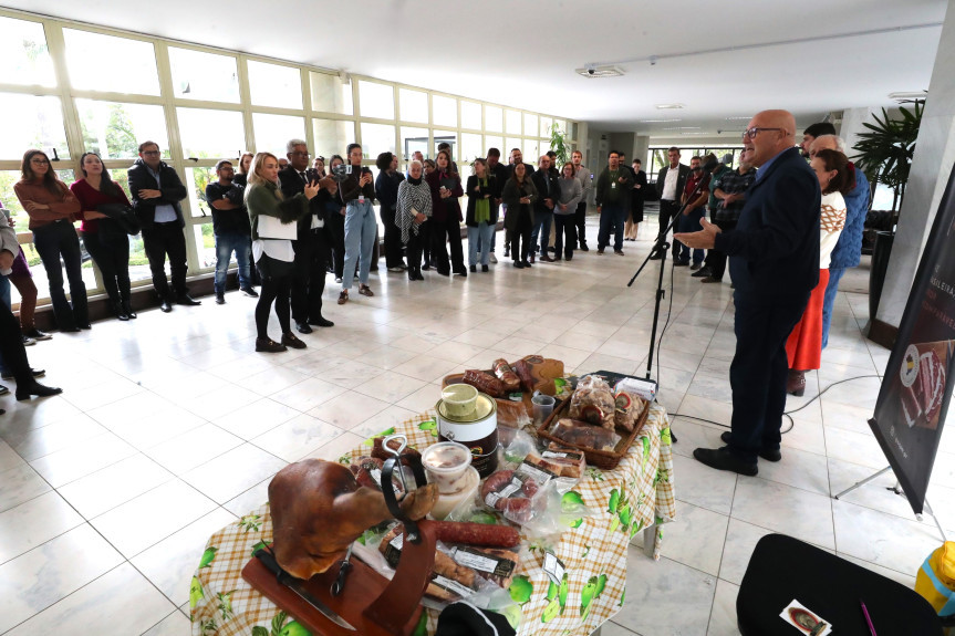 Assembleia Legislativa do Paraná | Notícias > Gastronomia e anúncio de portaria marcam abertura da Semana do Porco Crioulo na Assembleia Legislativa