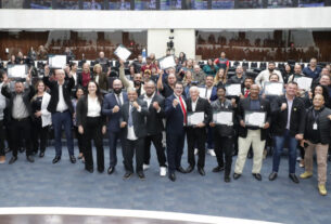 Assembleia Legislativa do Paraná | Notícias > Nomes que fazem a história do boxe no Paraná são homenageados na Assembleia Legislativa