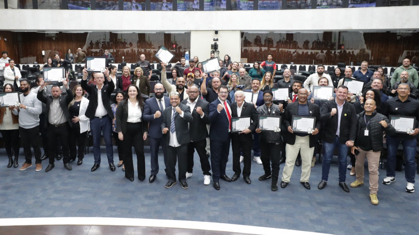 Assembleia Legislativa do Paraná | Notícias > Nomes que fazem a história do boxe no Paraná são homenageados na Assembleia Legislativa